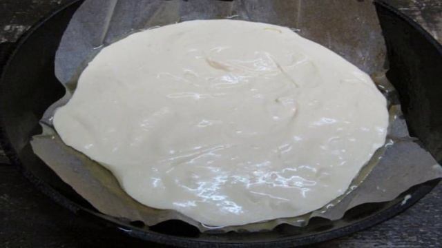 Пицца со сметаной на сковороде