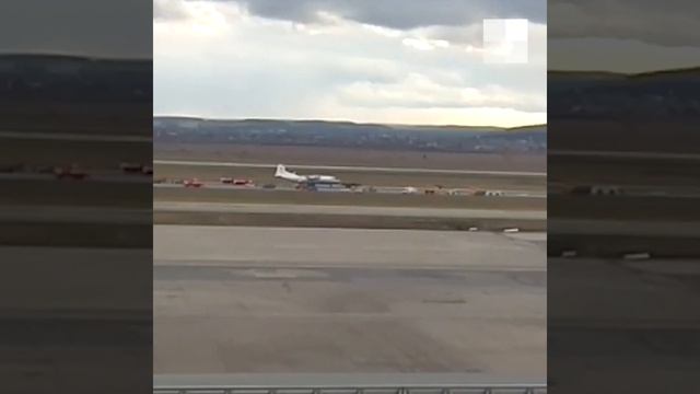 Севший на «брюхо» Ан-12 подняли на шасси и покатили с по смотреть онлайн