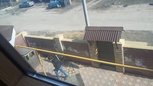 Перелазит через забор смотреть онлайн