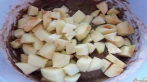 Шоколадный пирог с яблоками