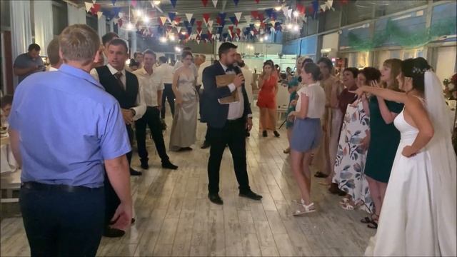 Танцевальный батл на свадьбе нереально крутой смотреть до конца. Свидетельница убила гостей наглухо смотреть онлайн