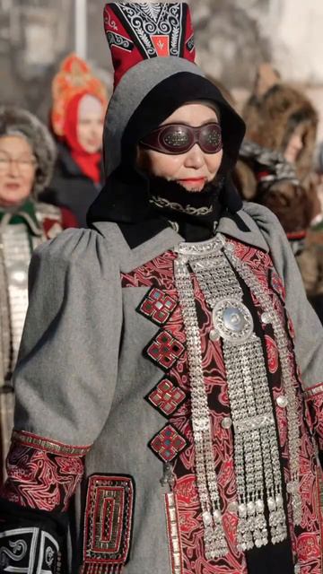 Яркое шествие в национальных костюмах в Якутске. Авто? смотреть онлайн