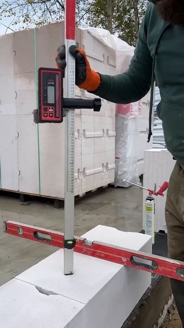 Кладем первый ряд газобетона 🔥 смотреть онлайн