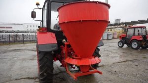 BELARUS 82.1 с разбрасывателем песка РП-500-01