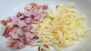 Жареный сэндвич в яйце с ветчиной и сыром