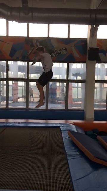 Bettor: А Вам слабо сделать двойное сальто назад? смотреть онлайн