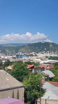 Прекрасный вид с террасы гостинцы в Тбилиси, Грузия.
