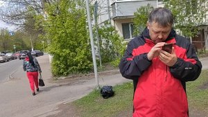 Ждём автобус.