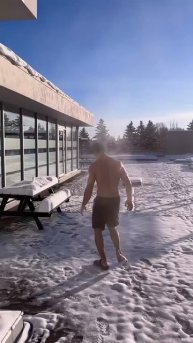 После горячей бани сразу в снег Такой контраст помога?