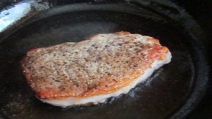 Свиная отбивная под яблочно-луковым соусом