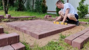 Укладка тротуарной плитки под качель-гнездо