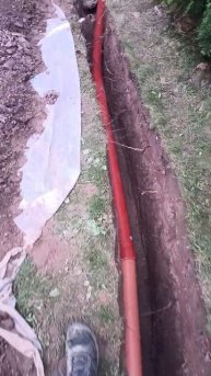 Водопровод между домом и баней.