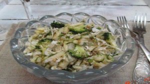 Зеленый салат из пекинской капусты с брокколи