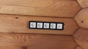 Установка розеток в доме из бревна.