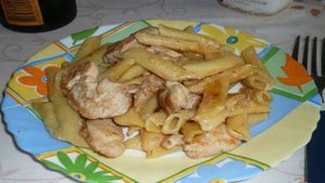 Макароны в сливочном соусе с курицей