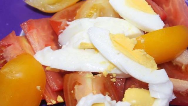 Овощной салат с сыром и яйцом