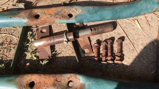 Разбираю прикипевшие болты и гайки