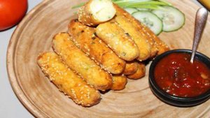 Картофельные палочки с зеленым луком и моцареллой