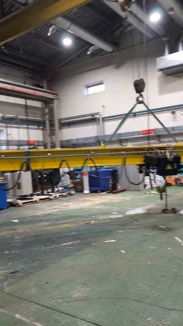 Подъем двух кран балок #shortvideo смотреть онлайн