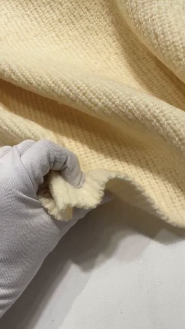 Плотный трикотаж сливочного цвета из коллекции Gucci #cout смотреть онлайн