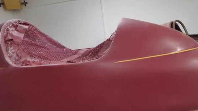 Процесс шлифовки лакового покрытия на Velorex 560.