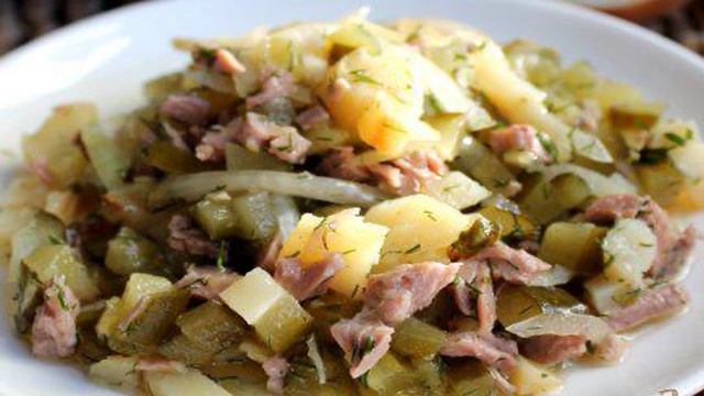 Салат с картофелем соленым огурчиком и бужениной