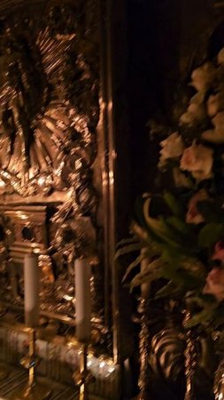 Наш с вами букет стоит в патриаршей серебряной вазе в Кувуклии на Гробе Господнем. Милость Божия