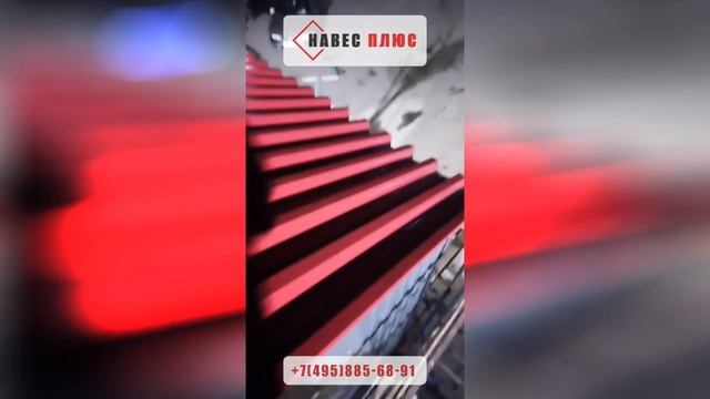 Навес с кровлей и боковыми стенками из металлопрофиля