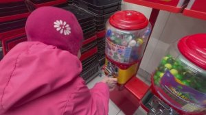 Тратим мелочь. Игрушечные автоматы. Конфетные автоматы