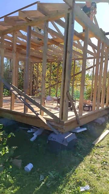 Установка стропил на мой каркасник. Кормлю работников смотреть онлайн