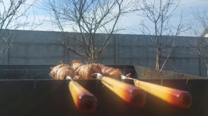 Сосиски в беконе на мангале — закуска, которую съедят