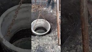Установка колец в выгребную яму