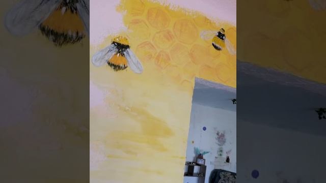 Роспись стены на кухне . Пчёлки. смотреть онлайн
