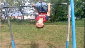 На турнике в 8 лет.