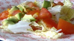 Салат с авокадо, пекинской капустой и кукурузой