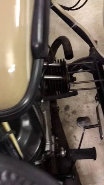 Цилиндр здорового владельца мотоцикла Урал и курильщ? смотреть онлайн