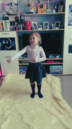 Моя маленькая Уэнсдэй😈 потерявшая очередной зубик, но танцевать это не мешает😉 #анита #доченька