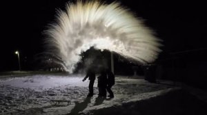 Зимний фокус с кипятком | опыт из физики в деревне #снег #мороз #прикол