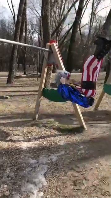 Клоун А4 качается на качелях смотреть онлайн