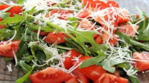 Салат из рукколы с помидорами под кисло - сладким соусом
