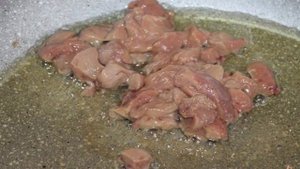 Теплый мясной салат с рукколой и черри