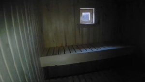 Перевозная баня с панорамным окном в комнате отдыха