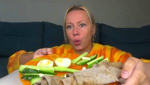 Мукбанг лаваш с паштетом ,яйки вареные,огурцы. Еда на камеру.