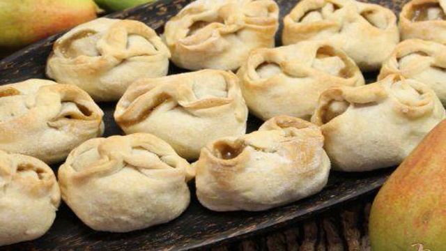 Слойки с грушей, орехами и семенами льна