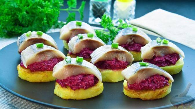 Вкусные традиции в каждом укусе. ЗАКУСКА ИЗ КАРТОФЕЛЯ СО СВЁКЛОЙ И СЕЛЬДЬЮ