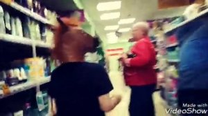 Пранк пугаю людей в маски лошади.
