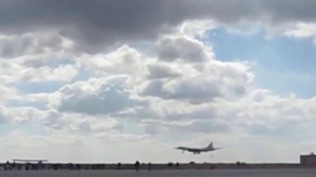 Посадка "Белого Лебедя" ракетоносца Ту-160 смотреть онлайн