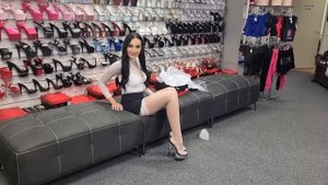 Эшли в белых кружевных чулках примеряет серебристые блестящие черные туфли на высоком каблуке