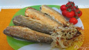 Хек жареный с луком и чесноком