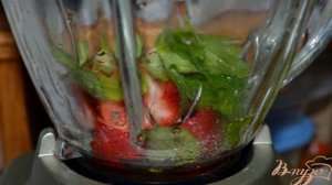 Клубничный салат со шпинатом и сыром Фета.